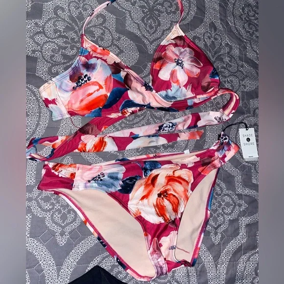 Shade & Shore NWT floral print two piece swimsuit. 🚨MEDIUM TOP/LARGE BOTTOM - Picture 1 of 2